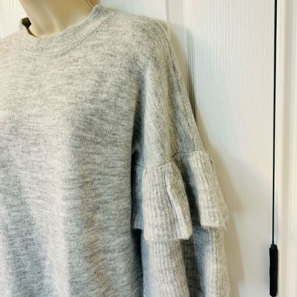 Stunning Andree by Unit Soft Gray Ruffle Sleeve Sweater! 🔥 - Picture 2 of 3